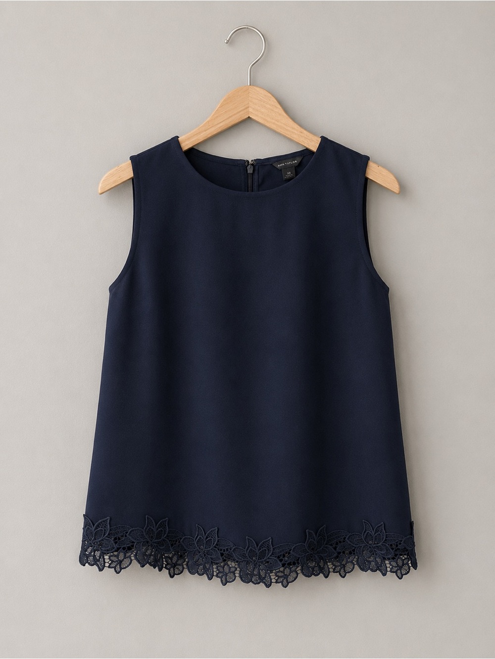 Ann Taylor Navy Blue Sleeveless Blouse XS Floral Lace Hem Career Top Elegant
